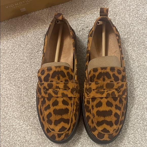 Like New Vionic Uptown Tan Leopard Loafers Size 8 - Picture 2 of 6